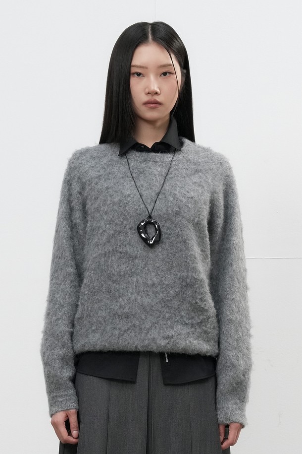 **[25FW] 유니섹스 헤어리 니트 풀오버 [4COL] / SBE4U05010**

부드러운 촉감의 헤어리 텍스처가 돋보이는 [25FW] 유니섹스 헤어리 니트 풀오버입니다. 미니멀하고 베이직한 스타일로, 가을과 겨울에 따뜻하게 착용할 수 있습니다. 라운드넥 디자인과 레귤러핏으로 편안한 착용감을 선사하며, 두께감 있는 소재로 보온성을 높였습니다. 무지 패턴의 긴소매 니트 풀오버로, 다양한 스타일의 연출이 가능합니다. 그레이 색상으로 어떤 옷에도 쉽게 매치할 수 있습니다.
