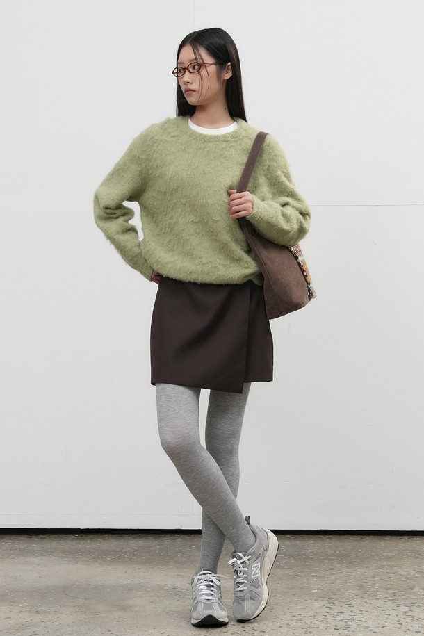 **[25FW] UNISEX 헤어리 니트 풀오버 [4COL] / SBE4U05010**

부드러운 헤어리 텍스처가 돋보이는 유니섹스 니트 풀오버입니다. 라운드넥 디자인에 오버핏으로 제작되어 편안한 착용감을 선사합니다. 가을, 겨울 시즌에 어울리는 두꺼운 두께감으로 따뜻하게 입을 수 있습니다. 울 소재로 제작되어 보온성을 높였으며, 캐주얼 스타일의 레오파드 패턴이 특징입니다. 그린, 브라운 등 4가지 컬러로 출시되어 취향에 맞게 선택 가능합니다.
