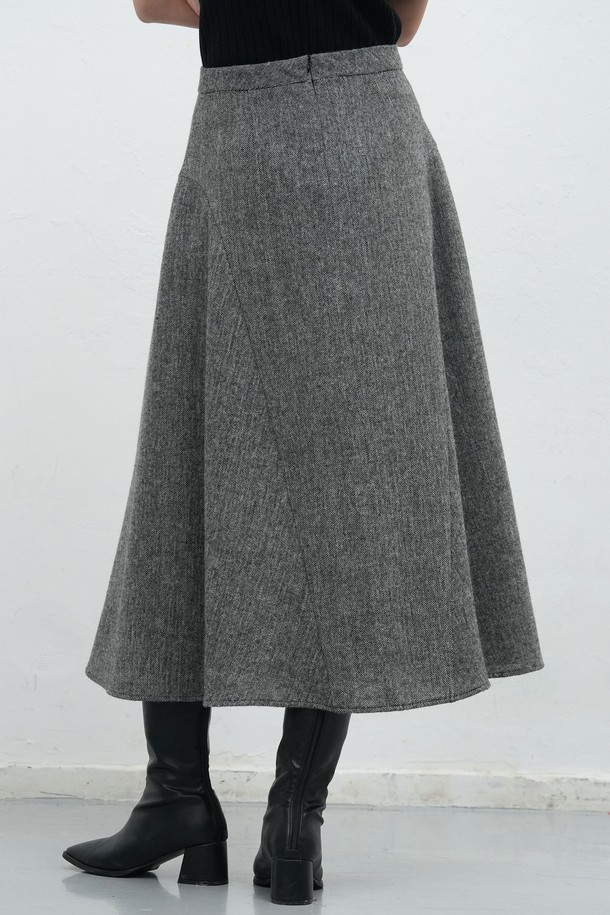 **[25FW] WOMAN 울 플레어 롱 스커트 [2COL] / WBE4L13517**

가을, 겨울 시즌을 위한 여성 울 플레어 롱 스커트입니다. 부드러운 촉감의 울(Wool) 소재로 제작되어 따뜻하고 편안한 착용감을 선사합니다. 플레어 핏과 롱 기장으로 클래식하면서도 베이직한 스타일을 연출하며, 오피스룩, 출근룩, 모임룩 등 다양한 TPO에 활용 가능합니다. 무지 디자인에 두 가지 컬러로 출시되어, 미니멀한 스타일을 선호하는 분들께 추천합니다. 세련된 실루엣을 완성하는 플레어 스커트를 만나보세요.
