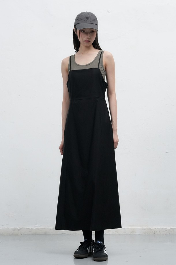 [25FW] WOMAN 레이어드 스트링 맥시 롱 원피스 [2COL] / WBE3L15507는 미니멀하고 클래식한 스타일을 추구하는 여성 의류입니다. 가을과 겨울에 어울리는 긴 소매의 하이넥 디자인이며, A라인 핏의 맥시 기장으로 우아함을 더합니다. 레이어드 디자인과 스트링 디테일, 서스펜더 스타일이 특징이며, 블랙과 카키 두 가지 색상으로 제공됩니다. 출근룩, 모임룩, 데이트룩 등 다양한 TPO에 활용 가능하며, 클래식, 미니멀, 시크한 스타일을 연출할 수 있습니다.
