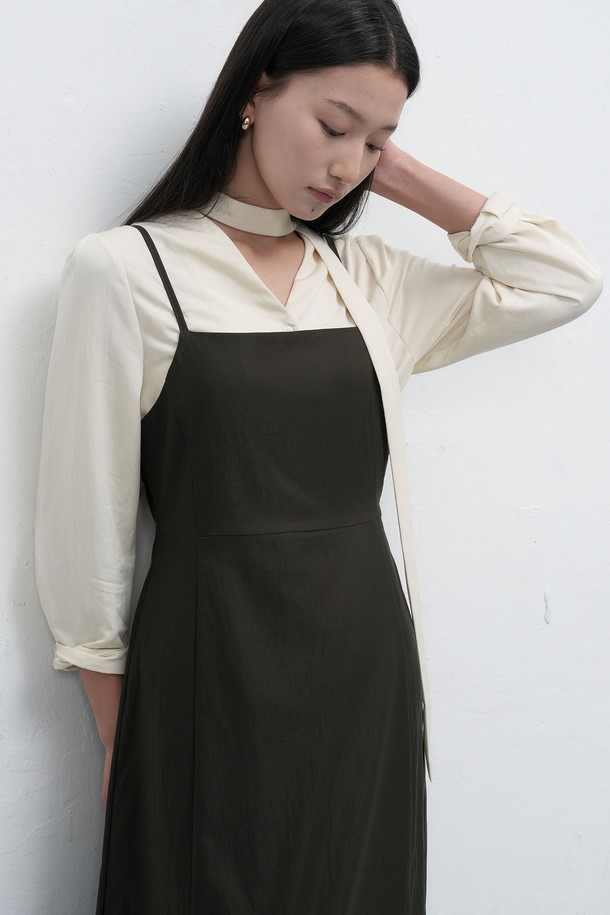 [25FW] WOMAN 레이어드 스트링 맥시 롱 원피스 [2COL]는 미니멀하고 베이직한 스타일을 추구하는 여성분을 위한 가을, 겨울 필수 아이템입니다. 부드럽게 흐르는 A라인 핏과 맥시 기장, 스퀘어넥 디자인이 세련된 실루엣을 연출하며, 레이어드 스타일로 다양한 분위기를 낼 수 있습니다. 긴 소매와 무지 디자인으로 어떤 TPO에도 잘 어울리며, 스트링 디테일로 허리 라인을 잡아 더욱 여성스러운 핏을 선사합니다. 데이트룩, 겨울 데일리룩, 모임룩 등 다양한 상황에서 클래식하고 시크한 매력을 뽐내보세요.
