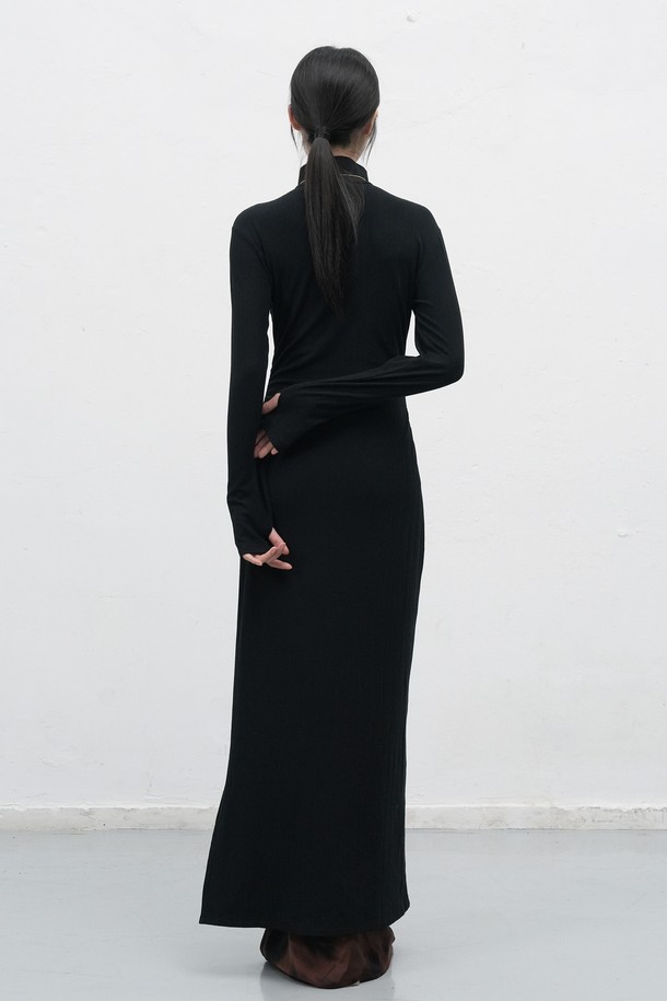 **베이직한 디자인에 셔링 디테일로 포인트를 더한 WOMAN 핏티드 골지 셔링 원피스입니다.** 부드러운 촉감의 니트 소재로 제작되어 가을, 겨울 시즌 따뜻하게 착용할 수 있습니다. 핏티드 디자인과 H라인의 롱 기장으로 여성스러운 실루엣을 연출하며, 터틀넥과 긴 소매가 세련된 분위기를 더합니다. 데이트룩, 모임룩, 연말 모임룩 등 다양한 TPO에 활용 가능하며, 미니멀, 클래식 스타일을 즐겨 입는 분들께 추천합니다. 블랙 컬러의 골지 패턴은 어떤 스타일에도 잘 어울려 활용도가 높습니다.
