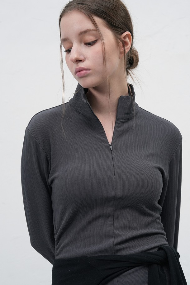 WOMAN 핏티드 골지 셔링 원피스는 여성스러운 실루엣을 연출하는 핏티드 디자인의 골지 원피스입니다. 부드러운 니트 소재로 제작되어 가을, 겨울 시즌에 따뜻하게 착용할 수 있으며, 하프넥과 셔링 디테일이 포인트입니다. 블랙과 그레이 두 가지 색상으로 출시되어, 미니멀하고 베이직한 스타일을 즐기는 분들께 추천합니다. 데이트룩, 모임룩, 출근룩 등 다양한 TPO에 활용 가능하며, 클래식하고 시크한 무드를 연출할 수 있습니다. 슬림한 H라인으로 떨어지는 타이트한 치마핏이 특징입니다.
