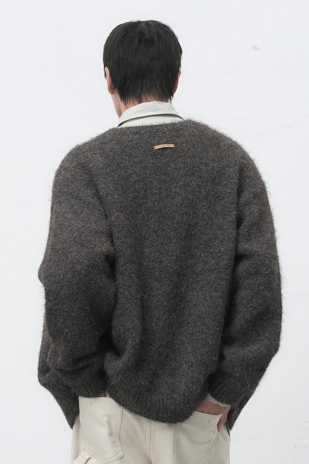 [25FW] MAN (맨) 울 블렌드 헤어리 루즈핏 가디건은 남성용 상의 가디건입니다. 부드러운 촉감의 울 소재로 제작되었으며, 가을과 겨울에 착용하기 좋은 두꺼운 두께감을 자랑합니다. 베이직하고 캐주얼한 스타일로, 무지 디자인과 넉넉한 루즈핏, 긴소매 기장으로 편안함을 더했습니다. 라운드넥에 버튼 여밈 방식이며, 헤어리한 질감이 특징입니다.
