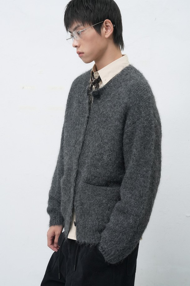 [25FW] MAN 울 블렌드 헤어리 루즈핏 가디건 [3COL]는 남성용 가디건으로, 가을과 겨울에 착용하기 좋은 두꺼운 두께감의 제품입니다. 울 소재를 사용하여 부드러운 촉감을 선사하며, 베이직하고 캐주얼한 스타일을 연출합니다. 루즈핏과 브이넥 디자인으로 편안한 착용감을 제공하며, 긴소매와 헤어리한 무늬가 특징입니다. 출근룩과 모임룩은 물론 캐주얼, 클래식, 미니멀 스타일에도 잘 어울립니다. 그레이 색상으로 다양한 옷에 매치하기 용이합니다.
