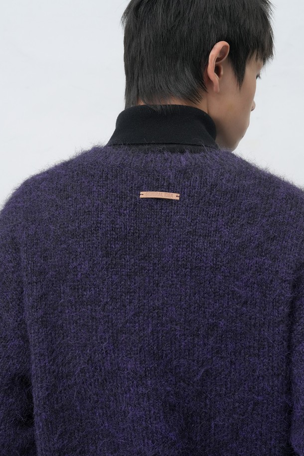 [25FW] MAN 울 블렌드 헤어리 루즈핏 가디건 [3COL]는 남성용 상의 가디건입니다. 가을, 겨울 시즌 착용하기 좋으며, 부드러운 촉감의 울 소재와 긴 소매 기장으로 제작되었습니다. 베이직하고 캐주얼한 스타일로, 일상 및 출근룩에 활용하기 좋습니다. 루즈핏으로 편안한 착용감을 선사하며, 라운드넥 디자인과 무지 패턴이 특징입니다. 그레이, 네이비 2가지 색상으로 제공되며, 두께가 두꺼워 따뜻하게 입을 수 있습니다.
