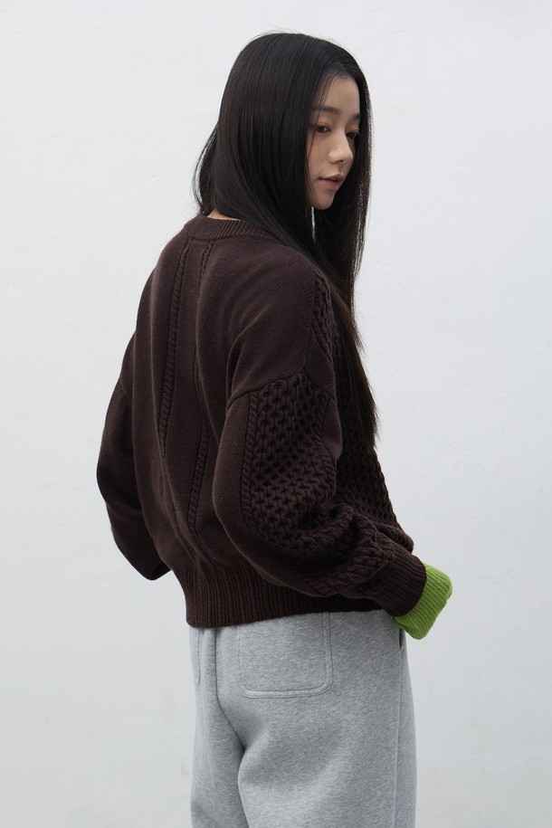 **[25FW] WOMAN 플라워 케이블 니트 풀오버 [3COL] / WBE4L05545**는 여성스러운 분위기를 자아내는 플라워 케이블 니트 풀오버입니다. 부드러운 울 소재로 제작되어 가을, 겨울 시즌에 따뜻하고 편안하게 착용할 수 있습니다. 라운드넥 디자인에 긴소매 기장으로, 캐주얼하면서도 클래식한 스타일을 연출합니다. 특히, 꽃 자수 디테일이 더해져 데이트룩이나 모임룩에 포인트를 줄 수 있으며, 레귤러핏으로 다양한 체형에 잘 어울립니다. 브라운 컬러와 두꺼운 두께감으로 포근한 느낌을 선사합니다.
