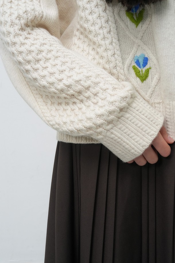 [25FW] WOMAN 플라워 케이블 니트 풀오버는 여성용 상의 니트/스웨터입니다. 아이보리 컬러의 울 소재로 제작되었으며, 가을과 겨울에 착용하기 좋습니다. 캐주얼 스타일의 레귤러 핏으로, 라운드 넥과 긴 소매 디자인이 특징입니다. 두꺼운 두께감과 부드러운 촉감, 플라워 자수 디테일, 플라워 및 케이블 패턴이 돋보이는 풀오버입니다.
