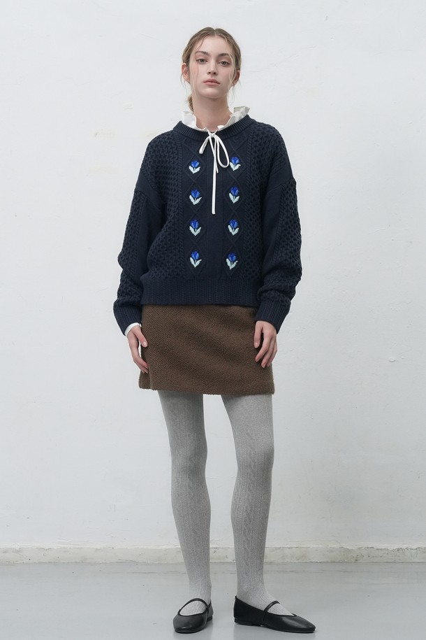 [25FW] WOMAN 플라워 케이블 니트 풀오버는 여성용 상의 니트/스웨터 제품입니다. 네이비, 화이트, 브라운 세 가지 색상으로 제공되며, 가을과 겨울에 따뜻하게 입을 수 있습니다. 울 소재로 제작되어 부드러운 촉감을 선사하며, 플라워 및 케이블 패턴, 자수 디테일이 돋보입니다. 레귤러핏 라운드넥 디자인에 긴소매 기장, 두꺼운 두께감으로 캐주얼하고 클래식한 스타일을 연출합니다.
