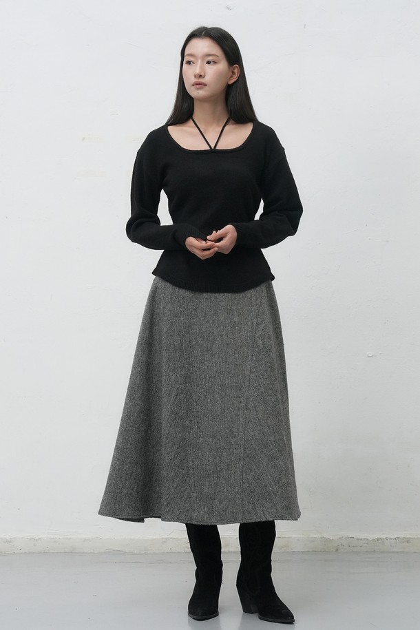 [25FW] WOMAN 스트랩 니트 풀오버 [3COL] / WBE4L05547은 여성용 니트/스웨터로, 가을과 겨울에 착용하기 좋은 두꺼운 두께감의 긴소매 풀오버입니다. 블랙과 화이트 두 가지 색상으로 출시되었으며, 미니멀하고 베이직한 스타일을 연출합니다. 스퀘어넥 디자인과 스트랩 디테일이 특징이며, 부드러운 촉감의 니트 소재로 제작되어 편안한 착용감을 선사합니다. 레귤러핏으로 제작되어 데이트룩, 모임룩 등 다양한 TPO에 활용 가능하며, 미니멀, 클래식, 캐주얼 스타일을 즐기는 분들께 추천합니다.
