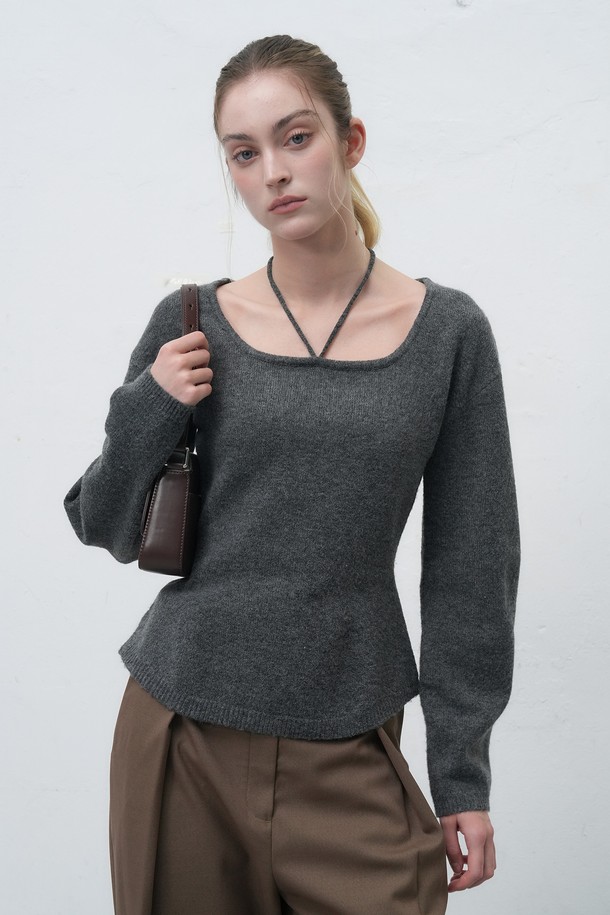 [25FW] WOMAN 스트랩 니트 풀오버 [3COL] / WBE4L05547는 여성용 상의 니트/스웨터 제품입니다. 부드러운 울 소재로 제작되어 가을과 겨울에 따뜻하게 착용할 수 있으며, 레귤러핏에 라운드넥 디자인으로 베이직하고 미니멀한 스타일을 연출합니다. 긴소매와 두꺼운 두께감으로 보온성을 높였으며, 그레이 컬러에 무지 패턴으로 다양한 코디에 활용하기 좋습니다. 출근룩과 모임룩, 클래식, 미니멀, 캐주얼 스타일 모두 소화 가능한 아이템으로, 스트랩 디테일이 포인트입니다.
