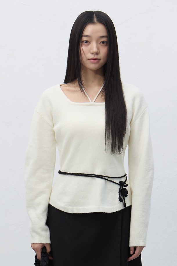 [25FW] WOMAN 스트랩 니트 풀오버는 여성용 상의 니트/스웨터입니다. 겨울, 가을 계절에 어울리는 두꺼운 두께감과 부드러운 촉감이 특징이며, 베이직한 스타일에 라운드넥 디자인으로 제작되었습니다. 긴 소매 기장의 레귤러핏 니트 풀오버로, 일상과 출근룩, 모임룩 등 다양한 TPO에 활용 가능합니다. 무지 패턴에 스트랩 디테일이 더해져 클래식, 미니멀, 캐주얼 스타일을 연출하기 좋습니다.
