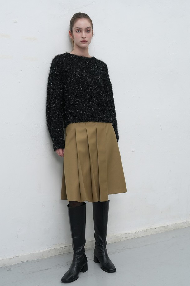 [25FW] WOMAN 플리츠 랩 스커트 [2COL]는 여성스러운 실루엣을 연출하는 플리츠 랩 스커트입니다. 미니멀하고 클래식한 디자인으로, 가을과 겨울에 따뜻하게 착용할 수 있습니다. 블랙과 베이지 두 가지 컬러로 출시되어, 다양한 오피스룩, 출근룩, 모임룩에 활용하기 좋습니다. 랩 스타일의 플리츠 디테일이 세련된 시크 스타일을 완성하며, 25FW 시즌을 대표하는 아이템입니다.
