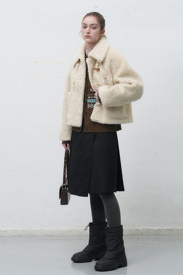 [25FW] WOMAN 플리츠 랩 스커트 [2COL]는 여성스러운 실루엣을 연출하는 플리츠 랩 스커트입니다. 미니멀하고 클래식한 디자인으로, 가을과 겨울에 따뜻하고 세련된 스타일을 완성해줍니다. 블랙과 베이지 두 가지 색상으로 제공되어, 오피스룩, 출근룩, 모임룩 등 다양한 TPO에 활용 가능합니다. 시크하고 세련된 무드를 연출하며, 플리츠 디테일이 은은한 포인트를 더합니다. 25FW 시즌을 맞아 출시된 이 스커트는 당신의 스타일을 한층 끌어올려 줄 것입니다.
