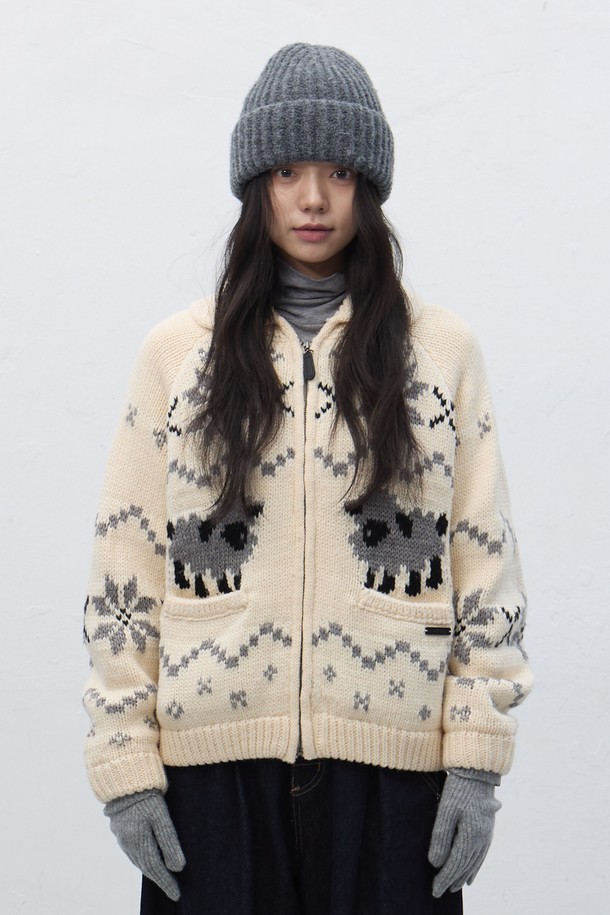 [25FW] WOMAN 울 블랜드 코위찬 니트 점퍼는 여성스러운 캐주얼 스타일을 완성하는 니트 점퍼입니다. 아이보리, 그레이 2가지 색상으로 출시되었으며, 부드러운 촉감의 울 소재로 제작되어 가을, 겨울 시즌에 따뜻하게 착용할 수 있습니다. 레귤러핏에 집업 스타일로 편안한 착용감을 제공하며, 코위찬 패턴과 기하학, 노르딕 무늬가 돋보입니다. 출근룩, 모임룩 등 다양한 TPO에 활용 가능하며, 캐주얼, 클래식, 미니멀 스타일을 즐겨 입는 분들께 추천합니다.
