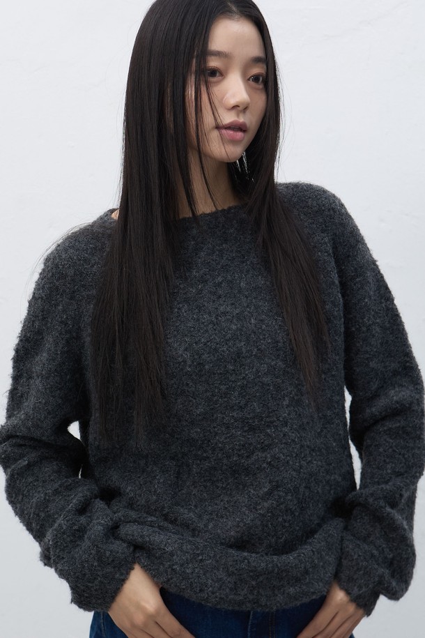 [25FW] WOMAN 넥 워머 루즈핏 부클 니트 [3COL]는 부드러운 촉감의 부클 소재로 제작되어 가을과 겨울에 따뜻하게 착용하기 좋은 여성 니트입니다. 아이보리, 차콜, 올리브 세 가지 색상으로 출시되어 다양한 스타일에 매치하기 용이합니다. 베이직 스타일의 무지 디자인에 루즈핏으로 편안함을 더했으며, 넥 워머 터틀넥 디자인으로 보온성을 높였습니다. 긴 소매 기장과 두꺼운 두께감으로 포근하고 세련된 겨울 스타일을 연출할 수 있습니다. 클래식, 미니멀, 캐주얼 등 폭넓은 스타일을 소화 가능한 데일리 니트입니다.
