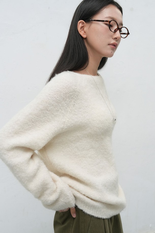 **[25FW] 우먼 넥 워머 루즈핏 부클 니트 [3COL] / WBE4L05550**

부드러운 부클 소재로 제작되어 포근한 착용감을 선사하는 여성용 넥 워머 루즈핏 니트입니다. 아이보리, 차콜, 올리브 세 가지 색상으로 출시되어 다양한 룩에 활용하기 좋습니다. 넥 워머 디자인과 루즈한 핏으로 편안하면서도 스타일리시하게 연출할 수 있으며, 가을, 겨울철 따뜻하게 입을 수 있는 두꺼운 두께감의 긴소매 니트입니다. 베이직하고 캐주얼한 스타일을 즐겨 입는 여성분들께 추천합니다. 특히 보온성이 뛰어나 추운 날씨에도 든든하게 몸을 감싸줍니다.
