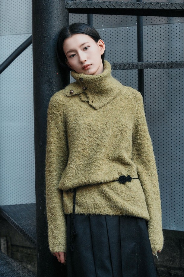 **[25FW] WOMAN 넥 워머 루즈핏 부클 니트 [3COL] / WBE4L05550**

부드러운 부클 소재로 제작된 여성용 넥 워머 루즈핏 니트입니다. 아이보리, 차콜, 올리브 세 가지 색상으로 출시되었습니다. 넥 워머 디테일이 적용되어 보온성을 높였으며, 터틀넥 디자인으로 포근한 느낌을 줍니다. 가을, 겨울 시즌에 베이직, 클래식, 미니멀, 캐주얼 스타일로 폭넓게 활용하기 좋습니다. 루즈핏으로 편안한 착용감을 선사하며, 두꺼운 두께감으로 따뜻하게 즐길 수 있습니다.
