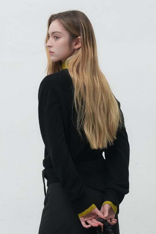 **[25FW] WOMAN 홀가먼트 울 브이넥 니트 풀오버 [4COL] / WBE4L05546**

가을과 겨울에 따뜻하게 입을 수 있는 여성용 홀가먼트 울 브이넥 니트 풀오버입니다. 부드러운 촉감의 울 소재로 제작되어 편안한 착용감을 선사하며, 레귤러 핏으로 어떤 스타일에도 잘 어울립니다. 베이직하고 미니멀한 디자인으로, 출근룩이나 모임룩 등 다양한 TPO에 활용할 수 있습니다. 클래식, 미니멀, 캐주얼 스타일 모두 소화 가능하며, 아이보리, 버건디, 차콜, 블랙 4가지 다채로운 색상으로 출시되었습니다. 긴 소매와 두꺼운 두께감으로 겨울철에도 따뜻하게 착용할 수 있습니다.
