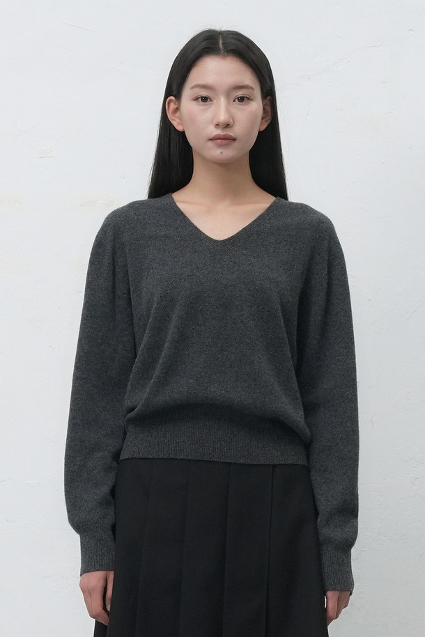 **[25FW] WOMAN 홀가먼트 울 브이넥 니트 풀오버 [4COL] / WBE4L05546**

부드러운 울 소재로 제작되어 포근한 착용감을 선사하는 여성 홀가먼트 브이넥 니트 풀오버입니다. 가을과 겨울 시즌에 적합하며, 베이직하고 미니멀한 스타일을 연출합니다. 레귤러 핏과 긴소매 디자인으로 편안하게 착용 가능하며, 아이보리, 버건디, 차콜, 블랙 4가지 다채로운 컬러 옵션을 제공합니다. 홀가먼트 기법으로 제작되어 깔끔한 핏과 고급스러운 분위기를 더하며, 다양한 룩에 활용하기 좋은 데일리 아이템입니다.
