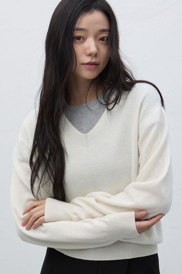 **[25FW] WOMAN 홀가먼트 울 브이넥 니트 풀오버 [4COL] / WBE4L05546**

부드러운 울 소재로 제작되어 포근한 착용감을 선사하는 여성용 홀가먼트 브이넥 니트 풀오버입니다. 가을, 겨울 시즌에 어울리는 두꺼운 두께감으로 따뜻함을 더하며, 레귤러 핏 디자인으로 편안하게 착용할 수 있습니다. 베이직한 스타일로 다양한 룩에 활용하기 좋으며, 클래식, 미니멀, 캐주얼 스타일을 연출할 수 있습니다. 아이보리, 버건디, 차콜, 블랙 4가지 다채로운 컬러로 출시되었습니다. 긴 소매 기장의 풀오버로, 데일리룩에 포인트 아이템으로 활용하기 좋습니다.
