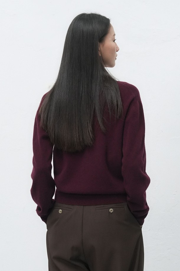 **[25FW] WOMAN 홀가먼트 울 브이넥 니트 풀오버 [4COL] / WBE4L05546**

부드러운 촉감의 울 소재로 제작된 여성용 홀가먼트 브이넥 니트 풀오버입니다. 가을과 겨울에 따뜻하게 착용하기 좋으며, 레귤러 핏으로 편안한 착용감을 선사합니다. 베이직한 디자인으로 클래식과 미니멀 스타일을 연출하기 용이합니다. 아이보리, 버건디, 차콜, 블랙 4가지 다채로운 컬러로 만나보세요. 긴 소매 기장과 두꺼운 두께감으로 포근함을 더했습니다.
