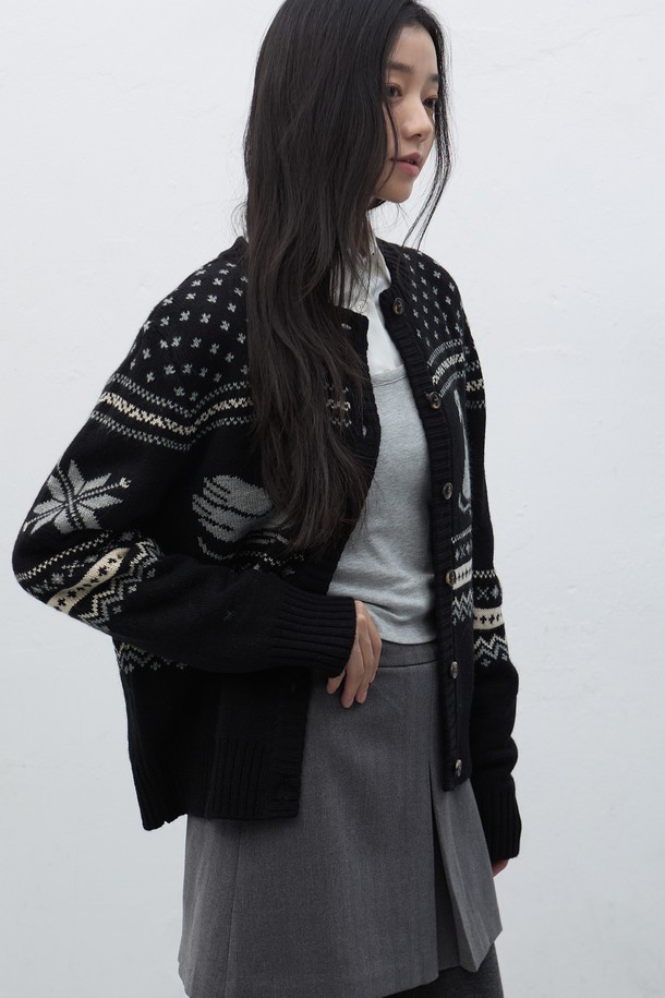 **[25FW] WOMAN 스완 노르딕 니트 가디건 [3COL] / WBE4L04551**

이번 시즌, 포근함과 스타일을 동시에 선사할 여성 노르딕 니트 가디건입니다. 부드러운 울 소재로 제작되어 따뜻하고 편안한 착용감을 제공하며, 가을과 겨울에 훌륭한 보온성을 자랑합니다. 클래식한 무드의 레귤러핏 디자인에 라운드넥, 긴 소매, 버튼 여밈 방식으로 간편하게 착용할 수 있습니다. 특히, 스완(Swan) 패턴이 돋보이는 디자인으로, 캐주얼하면서도 세련된 스타일을 연출하여 출근룩과 모임룩에 모두 활용하기 좋습니다. 블랙, 화이트 등 3가지 색상으로 출시되어 다양한 룩에 매치하기 용이합니다.
