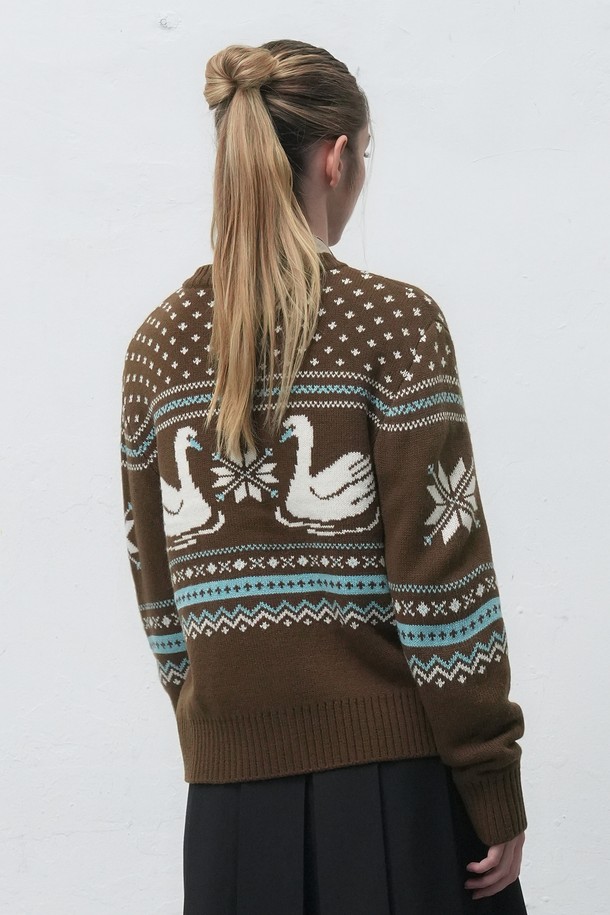 [25FW] WOMAN 스완 노르딕 니트 가디건은 부드러운 울 소재로 제작되어 가을, 겨울 시즌에 따뜻하게 착용할 수 있는 여성용 니트 가디건입니다. 크롭 기장의 레귤러핏으로, 캐주얼한 무드를 연출하며 데이트룩과 모임룩에 적합합니다. 라운드넥 디자인에 긴 소매, 두꺼운 두께감으로 포근함을 더하고, 스케이트 패턴의 노르딕 패턴이 돋보입니다. 버튼 여밈 방식으로 편안하게 착용할 수 있으며, 캐주얼, 클래식, 미니멀 스타일 모두 소화 가능한 활용도 높은 아이템입니다.
