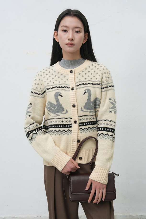 따뜻하고 포근한 [25FW] WOMAN 스완 노르딕 니트 가디건 [3COL]입니다. 부드러운 울 소재로 제작되어 가을, 겨울 시즌에 포근함을 선사하며, 캐주얼한 산책룩에 잘 어울립니다. 레귤러 핏에 라운드넥 디자인으로 편안하게 착용 가능하며, 스완(백조) 패턴과 노르딕 패턴이 더해져 여성스러운 감성을 더합니다. 긴 소매 기장의 두꺼운 니트 가디건으로, 버튼 여밈 방식이며 브라운, 아이보리 두 가지 컬러로 만나보실 수 있습니다.
