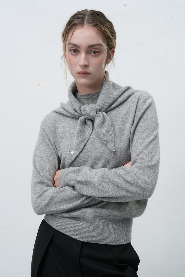 따뜻함과 스타일을 모두 갖춘 [25FW] 우먼 울 베이직 니트 스카프입니다. 부드러운 울 소재로 제작되어 가을, 겨울철 보온성을 책임집니다. 베이직한 디자인으로 클래식, 미니멀, 캐주얼 등 다양한 스타일에 매치하기 좋습니다. 5가지 다채로운 컬러로 출시되어, 취향에 맞게 선택하여 데일리 룩에 포인트를 더해보세요. 여성스러운 실루엣을 연출하며, 어떤 옷차림에도 자연스럽게 어울립니다.
