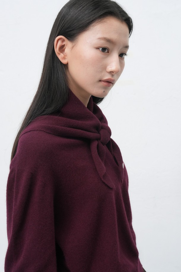 [25FW] 우먼 울 베이직 니트 스카프는 여성용 울 소재 스카프로, 가을과 겨울에 따뜻하게 착용하기 좋습니다. 베이직한 디자인으로 클래식, 미니멀, 캐주얼 등 다양한 스타일 연출에 활용할 수 있습니다. 부드러운 촉감과 두꺼운 두께감으로 포근함을 더하며, 5가지 컬러 옵션으로 폭넓은 선택이 가능합니다. 일상생활에서 데일리하게 활용하기 좋은 머스트 해브 아이템입니다.
