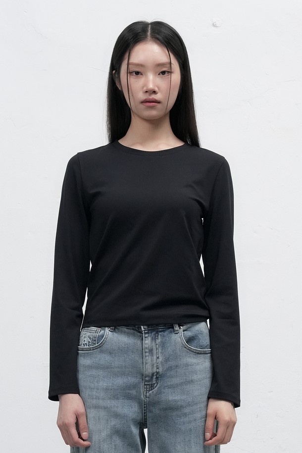 **[25FW] WOMAN 히트젯 라운드넥 티셔츠 [3COL] / WBE4L01515**는 여성스러운 실루엣을 살려주는 베이직하고 미니멀한 스타일의 긴소매 티셔츠입니다. 가을, 겨울 시즌에 적합하며, 부드러운 촉감의 폴리에스테르 소재에 발열 및 보온 기능을 더해 따뜻하게 착용할 수 있습니다. 레귤러핏 라운드넥 디자인으로 어떤 스타일에도 잘 어울리며, 출근룩에 활용하기 좋습니다. 히트젯 소재를 사용하여 뛰어난 보온성을 제공합니다. 블랙 컬러의 무지 디자인으로, 다양한 하의와 매치하여 미니멀, 클래식, 캐주얼 스타일을 연출할 수 있습니다.
