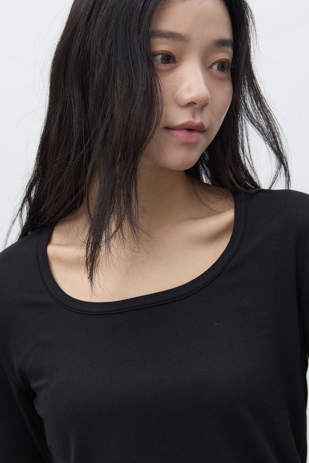 **[25FW] WOMAN 히트젯 히트 U넥 티셔츠 [3COL] / WBE4L01516**

쌀쌀한 날씨에도 따뜻함을 선사하는 여성용 히트젯 히트 U넥 티셔츠입니다. 블랙, 화이트 2가지 색상으로 출시되어 어떤 옷에도 쉽게 매치할 수 있습니다. 베이직한 디자인에 두꺼운 두께감으로 보온성을 높였으며, 부드러운 촉감으로 편안하게 착용 가능합니다. 일상복 및 출근룩으로 활용하기 좋으며, 미니멀, 클래식, 캐주얼 등 다양한 스타일을 연출할 수 있습니다. 히트젯 기술을 적용하여 뛰어난 발열 기능과 보온성을 제공합니다.
