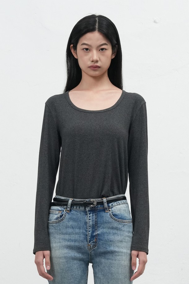 **[25FW] WOMAN 히트젯 히트 U넥 티셔츠 [3COL] / WBE4L01516**

쌀쌀한 가을, 겨울철 따뜻함을 선사할 여성용 히트젯 히트 U넥 티셔츠입니다. 베이직한 디자인에 블랙 컬러로, 다양한 출근룩 및 미니멀, 클래식, 캐주얼 스타일에 활용하기 좋습니다. 면 소재로 제작되어 부드러운 촉감을 제공하며, 레귤러핏과 긴 소매 기장으로 편안한 착용감을 선사합니다. 발열 및 보온 기능의 히트텍 소재로 제작되어 추운 날씨에도 따뜻하게 몸을 보호해 줍니다.
