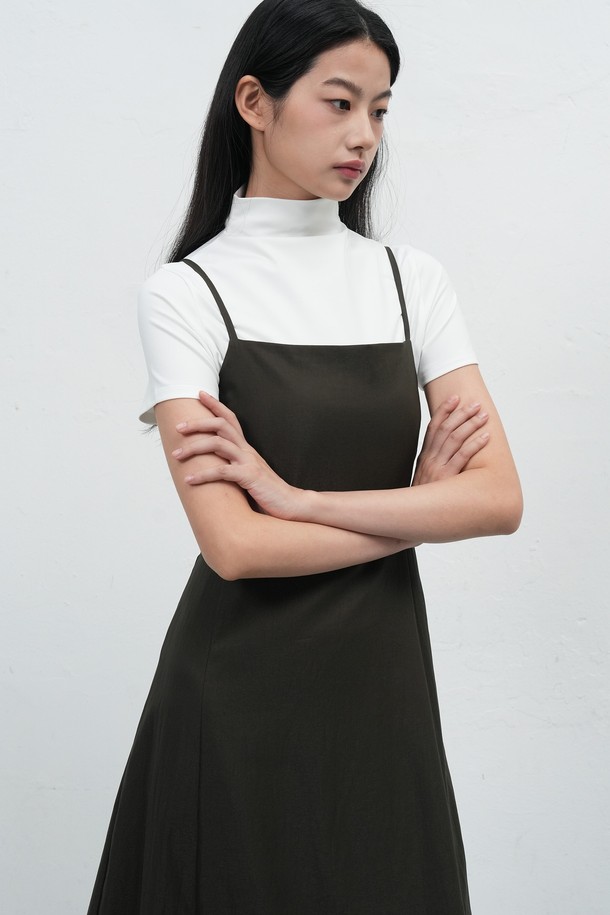 여성스러운 실루엣을 연출하는 [25FW] 우먼 히트젯 하프넥 반팔 티셔츠입니다. 부드러운 면 소재에 히트젯 기능성 원단을 더하여 흡습 기능과 편안한 착용감을 제공합니다. 미니멀하고 베이직한 디자인으로 캐주얼 스타일은 물론 휴가룩, 집콕룩 등 다양한 TPO에 활용 가능합니다. 레귤러핏과 하프넥 디자인, 반소매 기장이 시원하고 세련된 느낌을 더합니다. 화이트 컬러로 어떤 하의와도 쉽게 매치하여 데일리룩을 완성해보세요.
