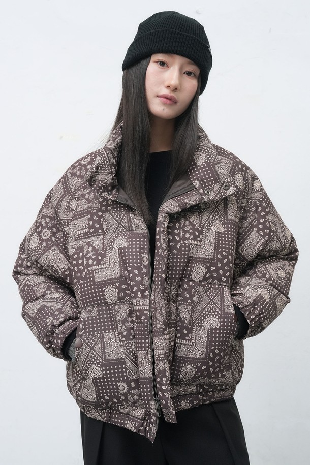 [25FW] UNISEX 에어믹스 페이즐리 푸퍼는 가을, 겨울 시즌에 어울리는 유니섹스 푸퍼입니다. 카키 컬러를 베이스로 페이즐리 패턴이 돋보이며, 캐주얼 및 스트리트 스타일을 모두 소화할 수 있습니다. 에어믹스 소재로 제작되어 부드러운 촉감과 뛰어난 보온성을 제공하며, 오버핏 디자인과 긴소매, 집업 여밈 방식으로 편안하게 착용 가능합니다. 여행룩, 캠핑룩 등 다양한 TPO에 활용 가능하며, 고프코어 스타일 연출에도 좋습니다. 두꺼운 두께감으로 한겨울 추위에도 따뜻하게 몸을 보호해 줍니다.

