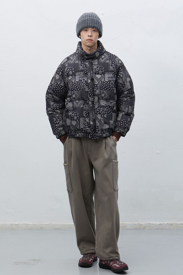 **[25FW] UNISEX 에어믹스 페이즐리 푸퍼 [3COL] / SBE4U07016**

가을, 겨울 시즌에 어울리는 유니섹스 푸퍼입니다. 오버핏 실루엣에 두꺼운 두께감으로 보온성을 높였으며, 부드러운 촉감의 나일론 소재를 사용했습니다. 블랙과 그레이 두 가지 색상으로 출시되었으며, 페이즐리 및 패치워크 패턴이 돋보이는 캐주얼 & 스트릿 스타일의 아우터입니다. 크롭 기장의 집업 스타일로, 긴 소매와 퀄팅, 패딩 디테일이 특징입니다.
