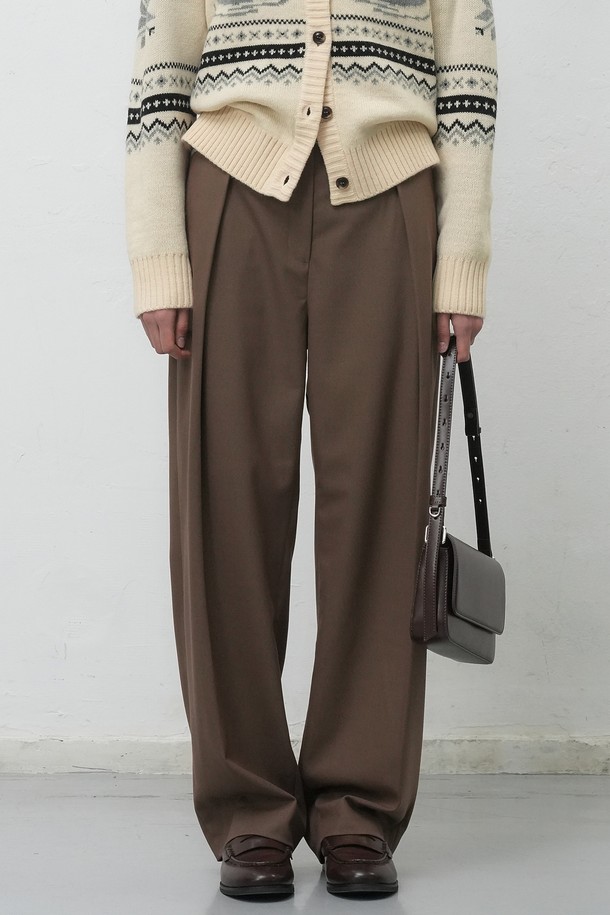 [25FW] WOMAN 와이드 원턱 슬랙스 [2COL]는 여성용 슬랙스로, 다크 베이지와 블랙 두 가지 색상으로 출시되었습니다. 가을, 겨울 시즌에 어울리는 긴 기장의 와이드핏 슬랙스로, 베이직하고 클래식한 스타일을 연출합니다. 원턱 디테일이 특징이며, 오피스룩, 출근룩, 모임룩 등 다양한 TPO에 활용 가능합니다. 미니멀하고 클래식한 스타일을 선호하는 여성에게 적합한 아이템입니다.
