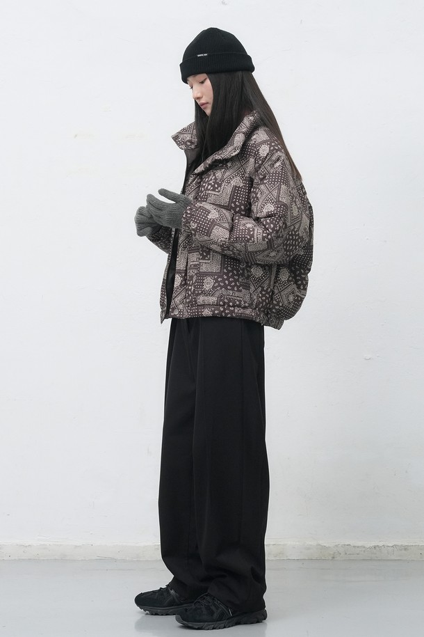 [25FW] WOMAN 와이드 원턱 슬랙스 [2COL]는 여성 고객을 위한 가을/겨울 시즌용 슬랙스입니다. 다크 베이지와 블랙 두 가지 색상으로 출시되었으며, 베이직하고 클래식한 스타일을 연출합니다. 와이드핏과 긴 기장으로 편안하면서도 세련된 핏을 제공하며, 원턱 디테일이 특징입니다. 오피스룩, 출근룩, 모임룩 등 다양한 TPO에 활용 가능하며, 미니멀하고 클래식한 스타일을 선호하는 분들께 추천합니다.
