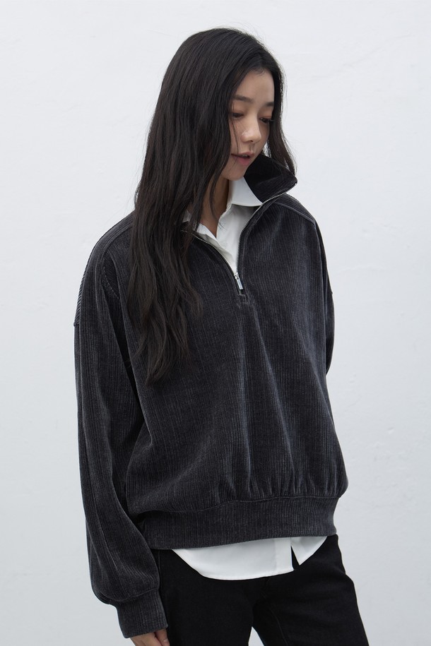 [25FW] WOMAN 리브드 벨로아 루즈핏 하프집업 [2COL] / WBE4L51521는 부드러운 벨로아 소재의 여성용 하프넥 하프집업입니다. 넉넉한 루즈핏으로 편안한 착용감을 선사하며, 가을과 겨울에 따뜻하게 입을 수 있습니다. 일상복과 피트니스룩으로 모두 활용 가능한 실용적인 아이템으로, 스포티, 캐주얼, 미니멀한 스타일을 연출하기 좋습니다. 리브드 디테일이 돋보이며, 블랙 컬러로 어떤 옷에도 쉽게 매치할 수 있습니다. 보온 기능으로 쌀쌀한 날씨에도 따뜻함을 유지해줍니다.
