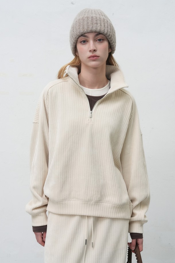 따뜻하고 부드러운 감촉의 [25FW] WOMAN 리브드 벨로아 루즈핏 하프집업입니다. 캐주얼 스타일의 여성 의류로, 가을과 겨울에 활용하기 좋습니다. 넉넉한 루즈핏과 하프넥 디자인으로 편안한 착용감을 선사하며, 부드러운 벨로아 소재가 포근함을 더합니다. 집콕룩, 산책룩 등 다양한 TPO에 매치하여 미니멀하고 클래식한 스타일을 연출해보세요. 2가지 컬러로 제공됩니다.
