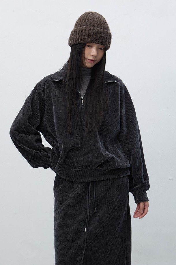 [25FW] 우먼 리브드 벨로아 하프집업 세트 [2COL] / WBE4L51521SET는 부드러운 촉감의 벨로아 소재로 제작된 여성용 하프넥 하프집업 세트입니다. 가을, 겨울 시즌에 적합하며, 보온성을 제공하는 두꺼운 두께감으로 제작되었습니다. 스포티, 캐주얼 스타일을 연출하기 좋으며, 레귤러핏과 무지 패턴으로 미니멀한 디자인을 강조했습니다. 일상 및 스포츠 활동 모두 활용 가능하며, 긴 소매와 집업 여밈 방식으로 편안하게 착용할 수 있습니다. 블랙 색상으로 출시되었습니다.
