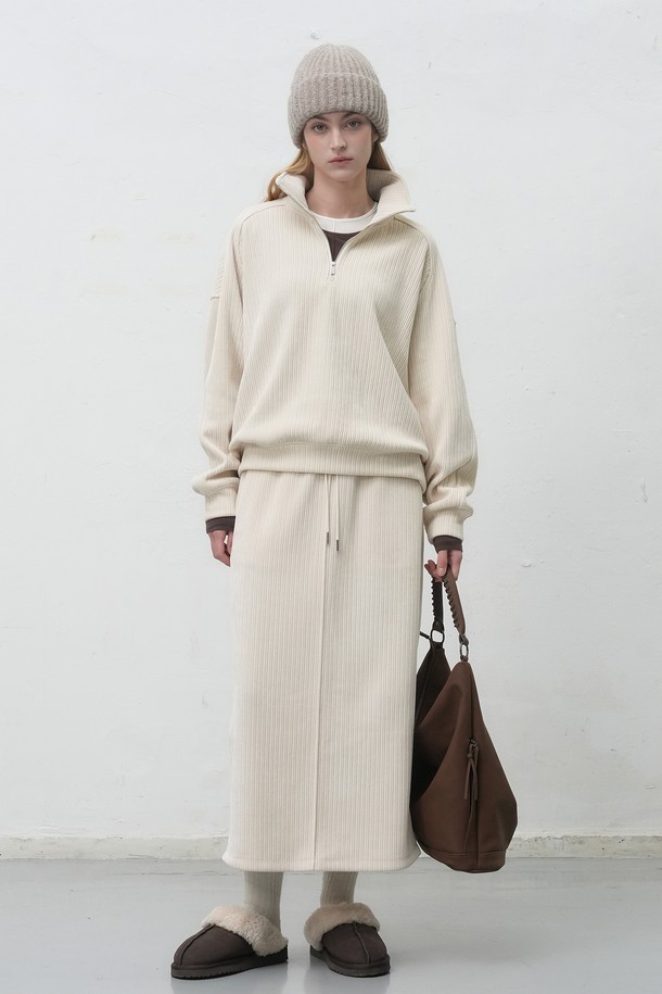 [25FW] WOMAN 리브드 벨로아 밴딩 롱스커트 [2COL]는 부드러운 벨로아 소재로 제작되어 포근한 착용감을 선사하는 여성 롱스커트입니다. 허리 밴딩 처리와 루즈핏 디자인으로 편안한 활동성을 보장하며, A라인 실루엣이 우아한 분위기를 더합니다. 아이보리 색상으로 출시되어 가을, 겨울 시즌 데이트룩, 모임룩 등 다양한 TPO에 활용하기 좋습니다. 베이직하면서도 클래식, 미니멀, 로맨틱 스타일을 모두 소화할 수 있는 매력적인 아이템입니다.
