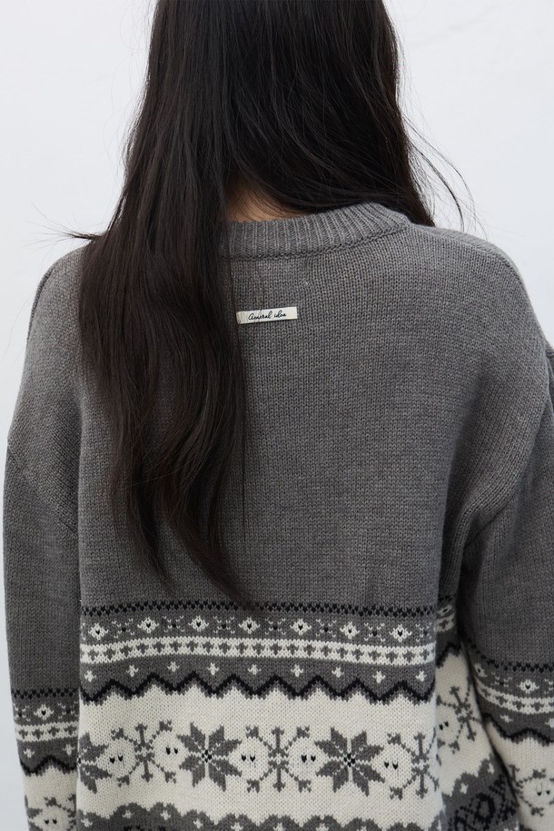 [25FW] WOMAN 스완 노르딕 니트 풀오버는 포근한 울 소재로 제작되어 가을과 겨울에 따뜻하게 착용할 수 있는 여성용 니트입니다. 라운드넥 디자인에 긴 소매 기장으로, 캐주얼한 스타일을 연출하기 좋습니다. 두꺼운 두께감과 부드러운 촉감은 편안한 착용감을 선사하며, 레귤러 핏으로 제작되었습니다. 스완 패턴과 스노우플레이크 무늬가 돋보이는 풀오버 스타일의 니트로, 그레이, 화이트 2가지 색상으로 만나보실 수 있습니다.
