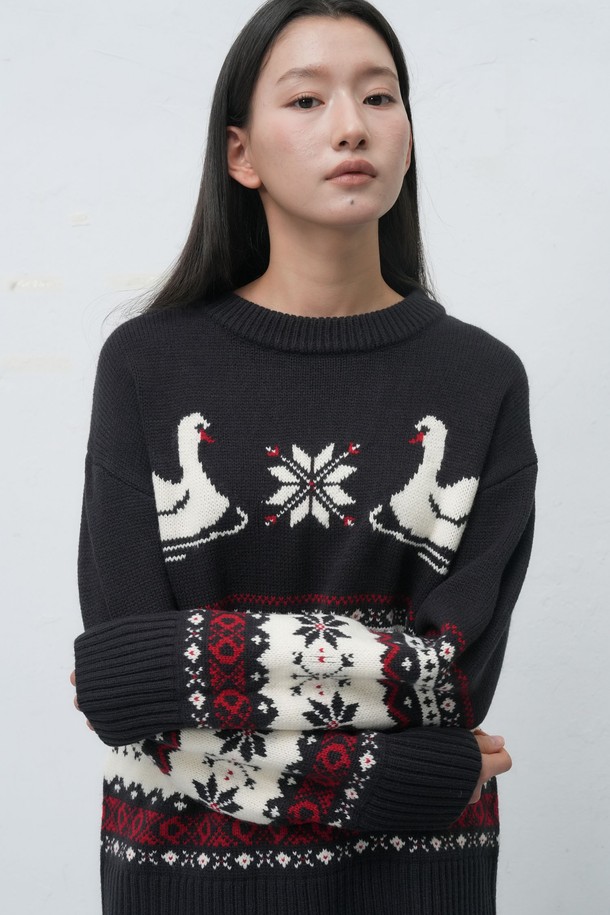 [25FW] WOMAN 스완 노르딕 니트 풀오버는 포근한 울 소재로 제작되어 가을과 겨울에 따뜻하게 입을 수 있는 여성용 니트입니다. 라운드넥과 긴소매, 레귤러핏 디자인으로 편안한 착용감을 선사하며, 캐주얼한 무드를 연출합니다. 스완 패턴과 두꺼운 두께감으로 포근함을 더하고, 부드러운 촉감이 특징입니다. 데이트룩, 모임룩 등 다양한 TPO에 활용 가능하며, 캐주얼, 클래식, 미니멀 스타일을 즐겨 입는 분들께 추천합니다. 블랙, 핑크 두 가지 색상으로 만나보세요.
