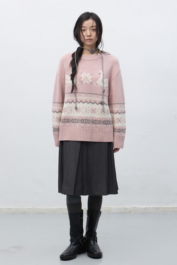 [25FW] WOMAN 스완 노르딕 니트 풀오버는 여성용 상의 니트/스웨터입니다. 겨울, 가을 시즌에 어울리는 두꺼운 두께감과 부드러운 촉감이 특징이며, 일상, 데이트룩, 모임룩에 모두 활용 가능합니다. 레귤러핏의 하프넥 디자인으로 캐주얼, 클래식, 미니멀 스타일을 모두 소화할 수 있으며, 핑크 컬러와 스노우플레이크 노르딕 패턴이 사랑스러운 분위기를 연출합니다. 울 소재의 긴소매 레귤러 기장 풀오버로, 포근하고 따뜻하게 착용할 수 있습니다.
