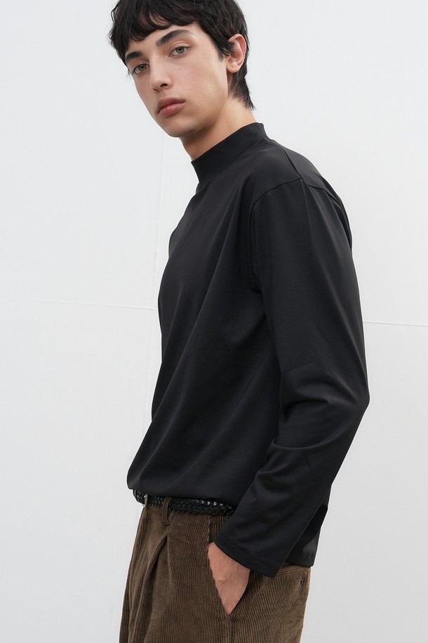 [25FW] MAN 히트젯 하프넥 티셔츠는 남성용 티셔츠로, 가을과 겨울에 따뜻하게 착용할 수 있습니다. 히트젯 기능성 원단을 사용하여 발열 및 보온 기능을 제공하며, 두꺼운 두께감으로 추운 날씨에도 든든합니다. 하프넥 디자인과 레귤러핏으로 미니멀, 클래식, 캐주얼 스타일을 연출하기 좋고, 출근룩으로도 활용 가능합니다. 블랙 컬러의 무지 디자인으로 다양한 하의와 쉽게 매치할 수 있으며, 부드러운 촉감이 특징입니다.
