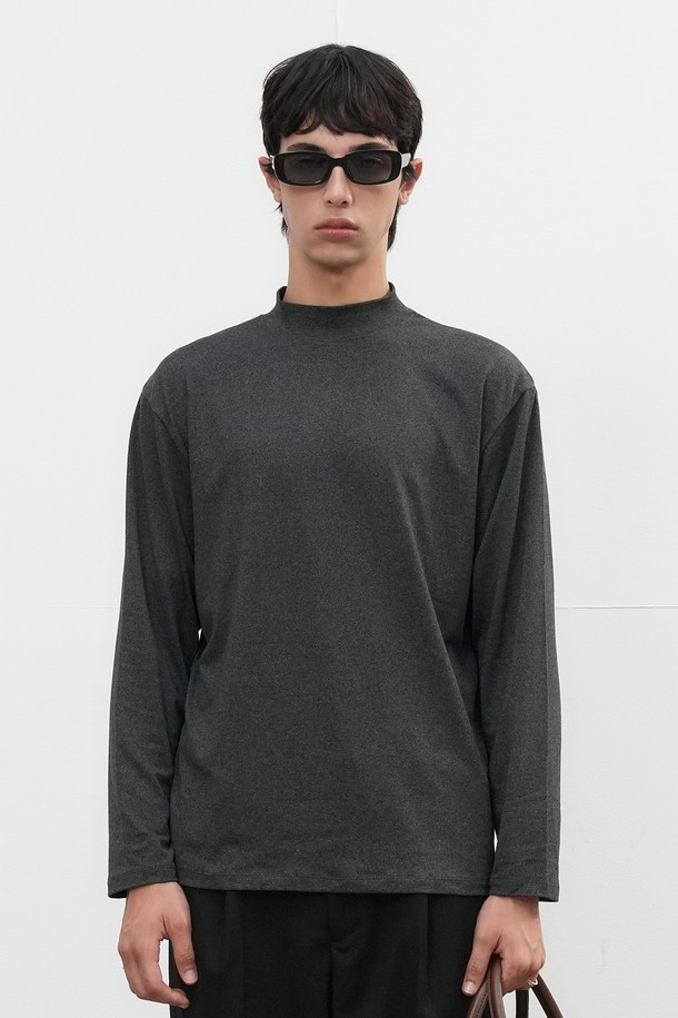 25FW MAN 히트젯 하프넥 티셔츠는 가을, 겨울 시즌에 어울리는 남성용 티셔츠입니다. 블랙, 그레이 두 가지 색상으로 출시되었으며, 베이직하고 미니멀한 스타일을 추구합니다. 하프넥 디자인에 긴소매, 레귤러핏으로 제작되었으며, 두꺼운 두께감으로 보온성을 높였습니다. 히트젯 기능성 소재를 사용하여 발열 및 보온 기능을 제공하며, 출근룩, 미니멀, 클래식, 캐주얼 스타일을 연출하기 좋습니다. 부드러운 촉감이 특징인 무지 티셔츠입니다.
