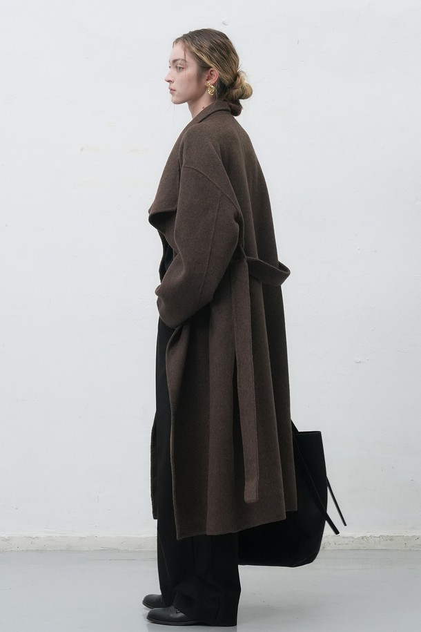 세련된 **[25FW] WOMAN 핸드메이드 숄카라 롱코트**는 브라운과 차콜 두 가지 색상으로 출시되었습니다. 울, 폴리에스테르, 나일론, 아크릴, 면 혼방 소재로 제작되어 부드러운 촉감과 두꺼운 두께로 겨울과 봄에 따뜻하게 착용할 수 있습니다. 숄카라 디자인과 루즈핏으로 클래식하면서도 스타일리시한 무드를 연출하며, 벨트 탈부착이 가능하여 다양한 스타일을 소화할 수 있습니다. 롱 기장과 긴 소매가 특징이며, 로고 엠보싱 가죽 패치 디테일이 고급스러움을 더합니다. 출근룩, 모임룩, 데이트룩 등 다채로운 TPO에 맞춰 클래식, 미니멀, 시크 스타일을 연출해보세요.
