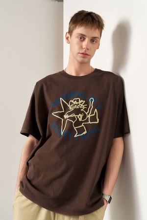 [25SS] UNISEX 웨스턴 캣 루즈핏 반팔티 [BROWN] / SBE2U01010